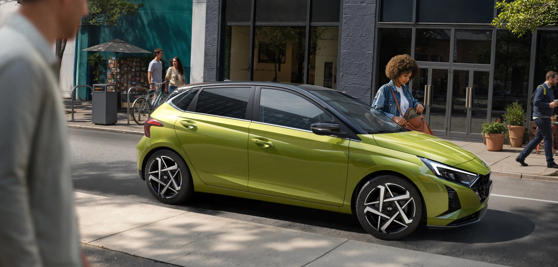 Hyundai i20 steht in der stadt